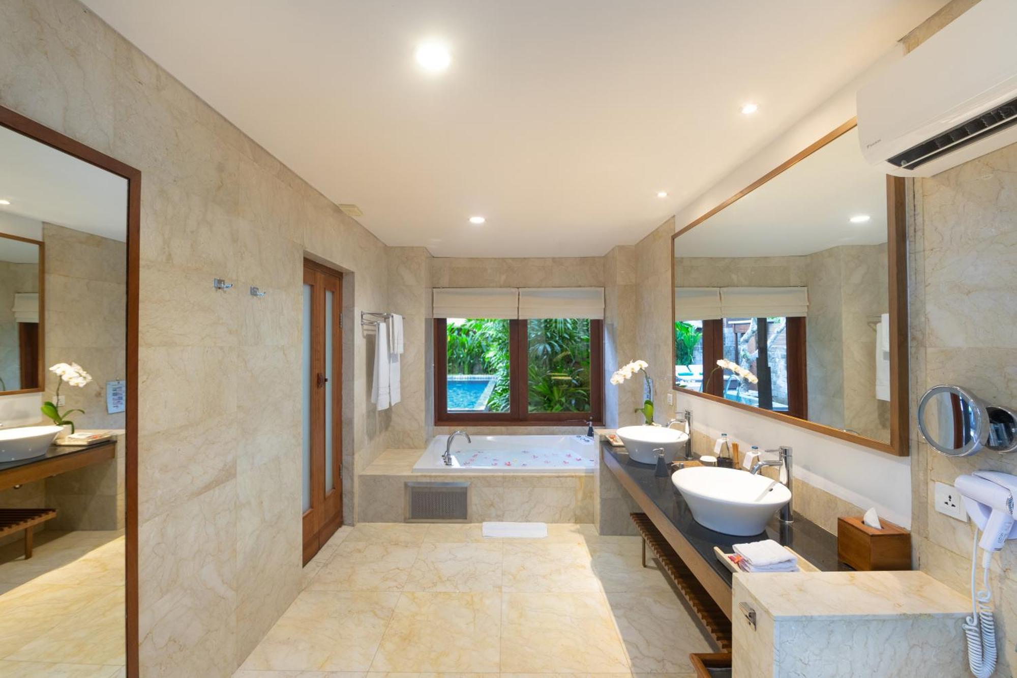 Legian Beach Hotel מראה חיצוני תמונה